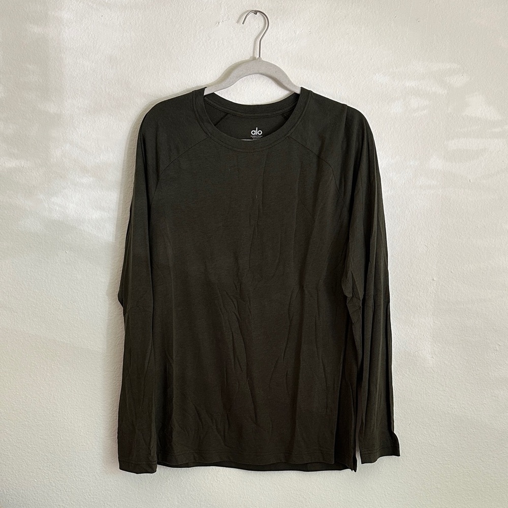 ALO Yoga Men's stealth green Long Sleeve Tee